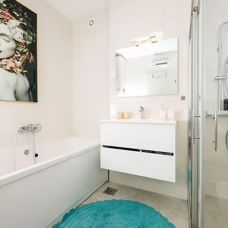 Sunset Oasis “velly” 1br W/ Sea View & Parking 아파트